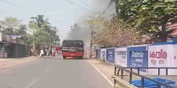 തിരുവനന്തപുരത്ത് കെഎസ്ആർടിസി ബസിന് തീ പിടിച്ചു തിരുവനന്തപുരത്ത് കെഎസ്ആർടിസി ബസിന് തീ പിടിച്ചു
