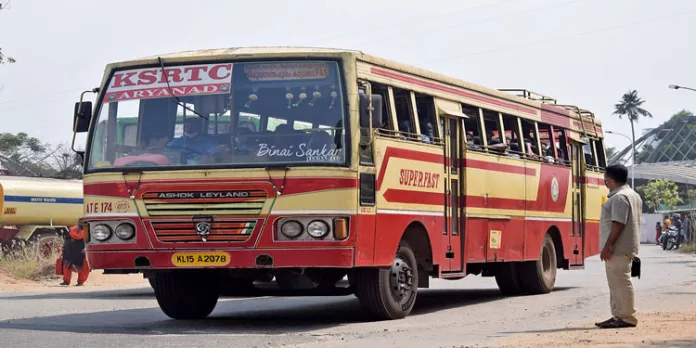 13 കാരനെ കെ.എസ്.ആര്.ടി.സി. ബസില്നിന്ന് ഇറക്കിവിട്ട സംഭവം ; അന്വേഷണം 13 കാരനെ കെ.എസ്.ആര്.ടി.സി. ബസില്നിന്ന് ഇറക്കിവിട്ട സംഭവം ; അന്വേഷണം