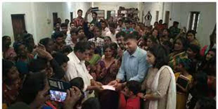 ശമ്പളത്തില് നിന്നും മാറ്റിവെച്ച ഒരു ലക്ഷം രൂപ മേഴ്സി ഹോമിലെ അന്തേവാസികള്ക്ക് കൈമാറി തോട്ടംതൊഴിലാളികള് ശമ്പളത്തില് നിന്നും മാറ്റിവെച്ച ഒരു ലക്ഷം രൂപ മേഴ്സി ഹോമിലെ അന്തേവാസികള്ക്ക് കൈമാറി തോട്ടംതൊഴിലാളികള്