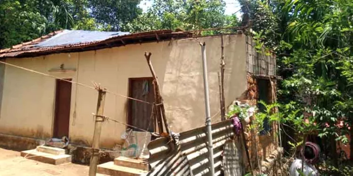 നാറാണംമൂഴിയില് വീട് തകര്ന്നു വീണു – ആര്ക്കും പരിക്കില്ല ; തകര്ന്നത് ലൈഫ് പദ്ധതിയില് നിന്നും പുറത്താക്കിയ തൊഴിലാളിയുടെ വീട് നാറാണംമൂഴിയില് വീട് തകര്ന്നു വീണു – ആര്ക്കും പരിക്കില്ല ; തകര്ന്നത് ലൈഫ് പദ്ധതിയില് നിന്നും പുറത്താക്കിയ തൊഴിലാളിയുടെ വീട്