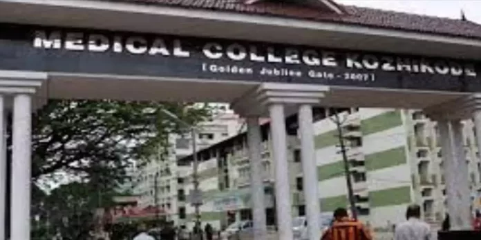 അതിജീവിതയെ ഭീഷണിപ്പെടുത്തി ; മെഡിക്കല് കോളേജ് ജീവനക്കാര്ക്കെതിരെ കേസ് അതിജീവിതയെ ഭീഷണിപ്പെടുത്തി ; മെഡിക്കല് കോളേജ് ജീവനക്കാര്ക്കെതിരെ കേസ്