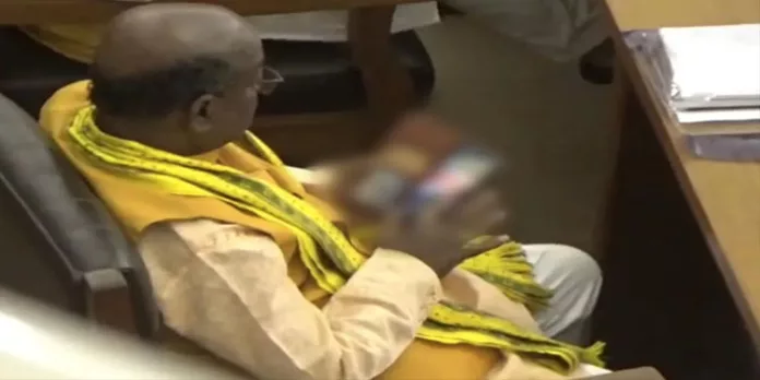 നിയമസഭയിലിരുന്ന് ഫോണില് അശ്ലീല ദൃശ്യം കണ്ട് ബി.ജെ.പി എം.എല്.എ നിയമസഭയിലിരുന്ന് ഫോണില് അശ്ലീല ദൃശ്യം കണ്ട് ബി.ജെ.പി എം.എല്.എ