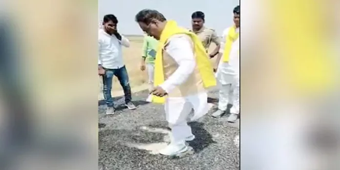 ഇതാണോ റോഡ്, കരാറുകാരനോട് പൊട്ടിത്തെറിച്ച് എംഎല്എ ഇതാണോ റോഡ്, കരാറുകാരനോട് പൊട്ടിത്തെറിച്ച് എംഎല്എ