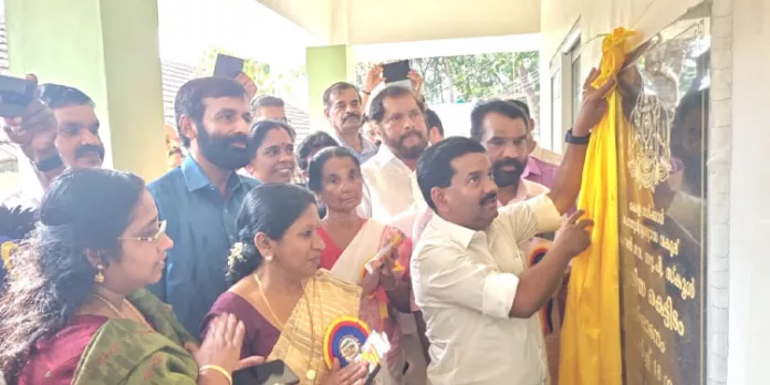 മാടമണ് ഗവ യുപി സ്കൂളിന്റെ പുതിയ കെട്ടിടം നാടിനു സമര്പ്പിച്ചു മാടമണ് ഗവ യുപി സ്കൂളിന്റെ പുതിയ കെട്ടിടം നാടിനു സമര്പ്പിച്ചു