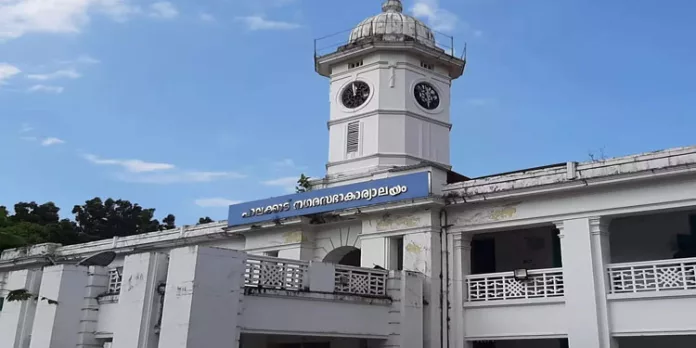 ബജറ്റ് കീറിയെറിഞ്ഞു, കത്തിച്ചു ; പാലക്കാട് നഗരസഭയില് ബജറ്റ് അവതരണത്തിനിടെ പ്രതിഷേധം ബജറ്റ് കീറിയെറിഞ്ഞു, കത്തിച്ചു ; പാലക്കാട് നഗരസഭയില് ബജറ്റ് അവതരണത്തിനിടെ പ്രതിഷേധം