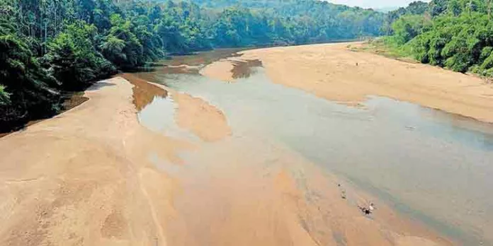 വേനലിനും മുൻപേ പമ്പയാറിന്റെ തീരങ്ങൾ വരണ്ടു തുടങ്ങി വേനലിനും മുൻപേ പമ്പയാറിന്റെ തീരങ്ങൾ വരണ്ടു തുടങ്ങി