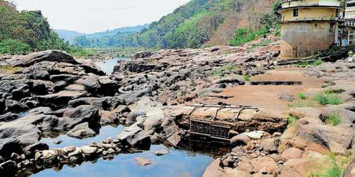 പമ്പാനദിയിൽ ജലവിതാനം കുറഞ്ഞു ; ജല വിതരണ പദ്ധതിയുടെ പ്രവർത്തനം പ്രതിസന്ധിയിൽ പമ്പാനദിയിൽ ജലവിതാനം കുറഞ്ഞു ; ജല വിതരണ പദ്ധതിയുടെ പ്രവർത്തനം പ്രതിസന്ധിയിൽ