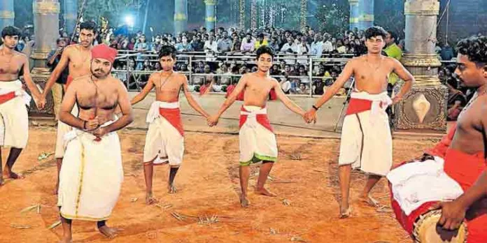 കുരമ്പാല പുത്തൻകാവിൽ ചൂരൽ ഉരുളിച്ച കാണാൻ എത്തിയത് ആയിരങ്ങള് കുരമ്പാല പുത്തൻകാവിൽ ചൂരൽ ഉരുളിച്ച കാണാൻ എത്തിയത് ആയിരങ്ങള്