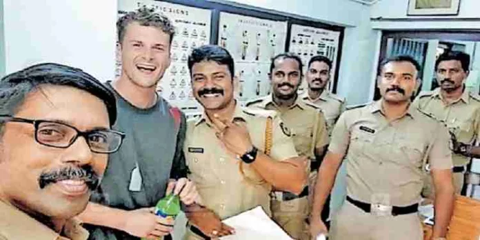 ഓടുന്ന ട്രെയിനിൽ നിന്ന് വിദേശ വിദ്യാർഥിയുടെ ഫോൺ താഴെ വീണു ; നിമിഷങ്ങൾക്കകം ഫോൺ കണ്ടെത്തി നൽകി തിരുവല്ല പോലീസ് ഓടുന്ന ട്രെയിനിൽ നിന്ന് വിദേശ വിദ്യാർഥിയുടെ ഫോൺ താഴെ വീണു ; നിമിഷങ്ങൾക്കകം ഫോൺ കണ്ടെത്തി നൽകി തിരുവല്ല പോലീസ്