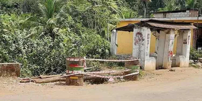 റോഡിന്റെ വശം ഇടിഞ്ഞുകിടക്കാൻ തുടങ്ങിയിട്ട് വർഷങ്ങള് കഴിഞ്ഞു ; അപകടസൂചനയായി വെറും വീപ്പകള് മാത്രം റോഡിന്റെ വശം ഇടിഞ്ഞുകിടക്കാൻ തുടങ്ങിയിട്ട് വർഷങ്ങള് കഴിഞ്ഞു ; അപകടസൂചനയായി വെറും വീപ്പകള് മാത്രം