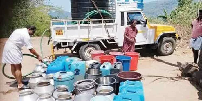 കുടിവെള്ള ക്ഷാമത്തെ ചൊല്ലി വിവാദം ; പ്രതിപക്ഷ അംഗം സ്വന്തം നിലയിൽ വാർഡിൽ കുടിവെള്ളമെത്തിച്ചു കുടിവെള്ള ക്ഷാമത്തെ ചൊല്ലി വിവാദം ; പ്രതിപക്ഷ അംഗം സ്വന്തം നിലയിൽ വാർഡിൽ കുടിവെള്ളമെത്തിച്ചു