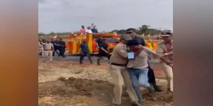 പ്രധാനമന്ത്രിയുടെ വാഹനവ്യൂഹത്തിന് നേരെ പാഞ്ഞടുത്തു ; യുവാവ് കസ്റ്റഡിയില് പ്രധാനമന്ത്രിയുടെ വാഹനവ്യൂഹത്തിന് നേരെ പാഞ്ഞടുത്തു ; യുവാവ് കസ്റ്റഡിയില്