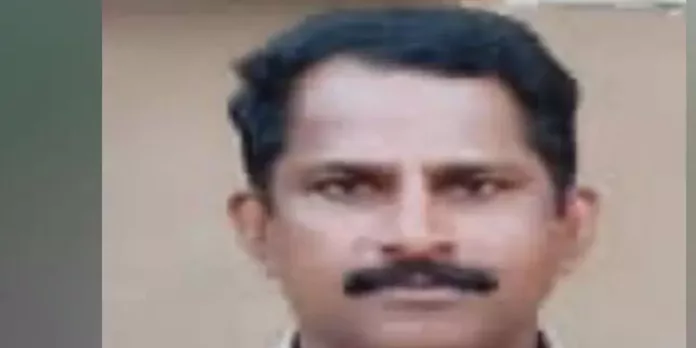 കാസര്കോട് പോലീസ് ഓഫിസര് കുളിമുറിയില് കുഴഞ്ഞുവീണ് മരിച്ചു കാസര്കോട് പോലീസ് ഓഫിസര് കുളിമുറിയില് കുഴഞ്ഞുവീണ് മരിച്ചു