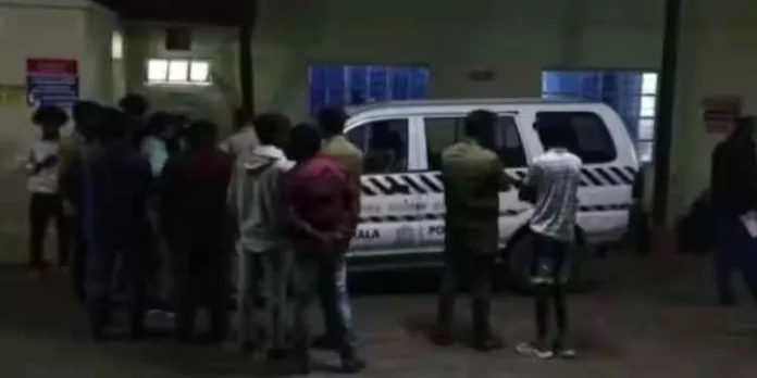 ഓട്ടോ മാറ്റുന്നത് സംബന്ധിച്ച് തർക്കം ; മൂന്നാറിൽ യുവാവിന് കുത്തേറ്റു, ഗുരുതര പരിക്ക് ഓട്ടോ മാറ്റുന്നത് സംബന്ധിച്ച് തർക്കം ; മൂന്നാറിൽ യുവാവിന് കുത്തേറ്റു, ഗുരുതര പരിക്ക്
