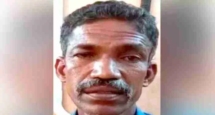മദ്യപിച്ചെത്തി ബഹളം, തടയാൻ ശ്രമിച്ച പൂജാരിയെ ചുറ്റിക കൊണ്ട് തലക്കടിച്ചു ; കൊല്ലത്ത് പ്രതി അറസ്റ്റിൽ മദ്യപിച്ചെത്തി ബഹളം, തടയാൻ ശ്രമിച്ച പൂജാരിയെ ചുറ്റിക കൊണ്ട് തലക്കടിച്ചു ; കൊല്ലത്ത് പ്രതി അറസ്റ്റിൽ