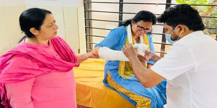 ‘മൂന്നു മാസം പ്ലാസ്റ്ററിട്ട് ചികിത്സ തുടരണം’ : കെ.കെ.രമയ്ക്ക് ഡോക്ടര്മാരുടെ നിര്ദേശം ‘മൂന്നു മാസം പ്ലാസ്റ്ററിട്ട് ചികിത്സ തുടരണം’ : കെ.കെ.രമയ്ക്ക് ഡോക്ടര്മാരുടെ നിര്ദേശം
