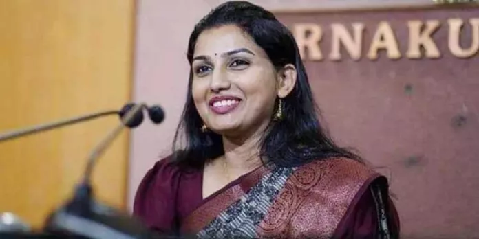 പുതിയ കലക്ടർക്ക് ചുമതല കൈമാറുന്ന ചടങ്ങിന് രേണുരാജ് എത്തിയില്ല പുതിയ കലക്ടർക്ക് ചുമതല കൈമാറുന്ന ചടങ്ങിന് രേണുരാജ് എത്തിയില്ല
