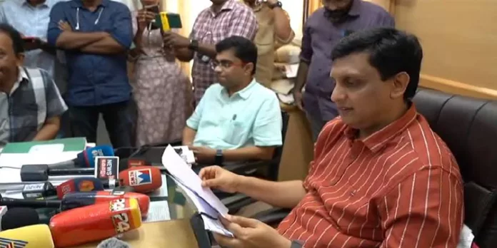 ജീവനക്കാര്ക്ക് ശാസന ; പൊതുമരാമത്ത് വകുപ്പ് ഓഫീസില് മിന്നല് പരിശോധനയുമായി മന്ത്രി ജീവനക്കാര്ക്ക് ശാസന ; പൊതുമരാമത്ത് വകുപ്പ് ഓഫീസില് മിന്നല് പരിശോധനയുമായി മന്ത്രി