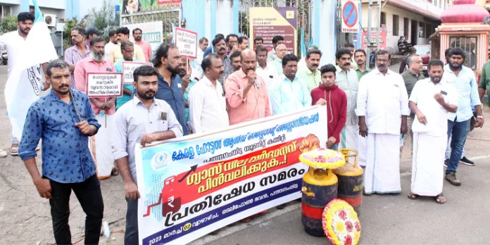 കേരള ഹോട്ടൽ ആൻഡ് റസ്റ്റോറന്റ് അസോസിയേഷൻ ധർണ്ണ നടത്തി കേരള ഹോട്ടൽ ആൻഡ് റസ്റ്റോറന്റ് അസോസിയേഷൻ ധർണ്ണ നടത്തി