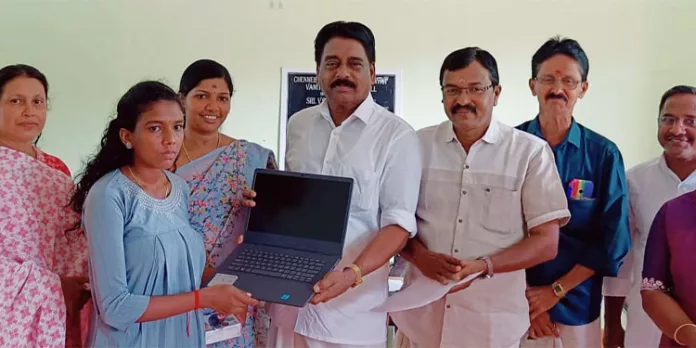 ബിരുദ വിദ്യാര്ഥികള്ക്ക് ലാപ്ടോപ്പ് വിതരണം നടത്തി ബിരുദ വിദ്യാര്ഥികള്ക്ക് ലാപ്ടോപ്പ് വിതരണം നടത്തി
