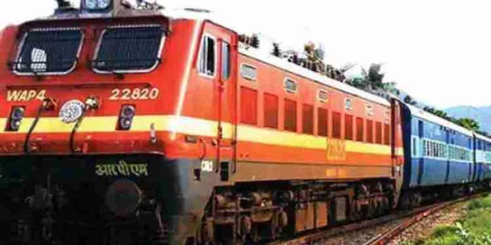 കാറ്ററിങ് സര്വീസ് ടാഗില് ട്രെയിനില് കയറി , ടിടിഇ ചമഞ്ഞ് യാത്രക്കാരില്നിന്നു പിഴ വാങ്ങി ; ഒടുവില് യഥാര്ഥ ടിടിഇ പൊക്കി കാറ്ററിങ് സര്വീസ് ടാഗില് ട്രെയിനില് കയറി , ടിടിഇ ചമഞ്ഞ് യാത്രക്കാരില്നിന്നു പിഴ വാങ്ങി ; ഒടുവില് യഥാര്ഥ ടിടിഇ പൊക്കി