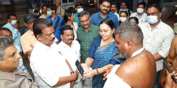 അച്ഛനും മകനും ആശ്വാസമായി മന്ത്രിയുടെ വീഡിയോ കോള് അച്ഛനും മകനും ആശ്വാസമായി മന്ത്രിയുടെ വീഡിയോ കോള്