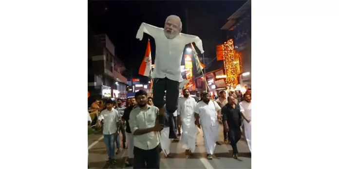 യൂത്ത് കോൺഗ്രസ് പ്രതിഷേധ ജ്വാല ; പ്രധാനമന്ത്രിയുടെ കോലം കത്തിച്ചു യൂത്ത് കോൺഗ്രസ് പ്രതിഷേധ ജ്വാല ; പ്രധാനമന്ത്രിയുടെ കോലം കത്തിച്ചു
