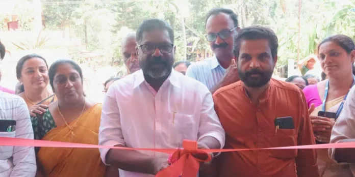 പ്ലാസ്റ്റിക്കിന് ബദല് മാര്ഗവുമായി മൈത്രി തയ്യല് യൂണിറ്റ് പ്ലാസ്റ്റിക്കിന് ബദല് മാര്ഗവുമായി മൈത്രി തയ്യല് യൂണിറ്റ്
