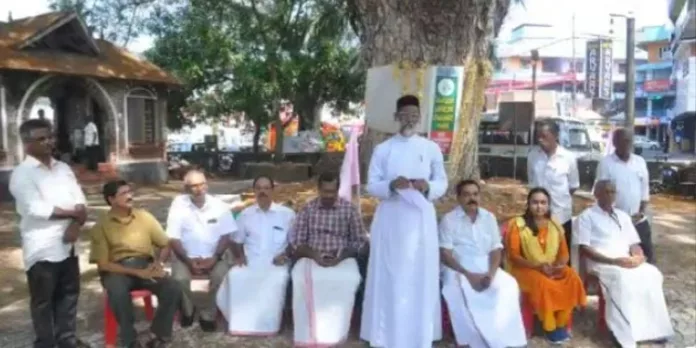 അടൂർ ഗാന്ധി പാർക്കിലെ മരമുത്തശ്ശിയെ “വന ദിനാദരവ് ” നൽകി ആദരിച്ചു അടൂർ ഗാന്ധി പാർക്കിലെ മരമുത്തശ്ശിയെ “വന ദിനാദരവ് ” നൽകി ആദരിച്ചു