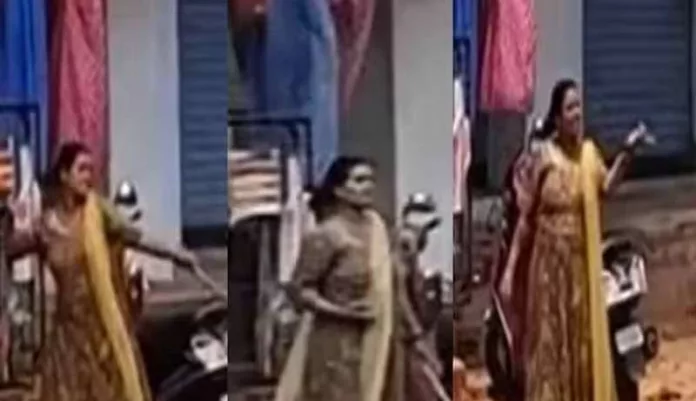 കൊല്ലത്ത് നടുറോഡില് സ്ത്രീകളുടെ ഏറ്റുമുട്ടൽ ; വീഡിയോ പകര്ത്തിയെന്നാരോപിച്ച് യുവാവിന്റെ കൈ തല്ലിയൊടിച്ചു , യുവതിക്കെതിരെ കേസ് കൊല്ലത്ത് നടുറോഡില് സ്ത്രീകളുടെ ഏറ്റുമുട്ടൽ ; വീഡിയോ പകര്ത്തിയെന്നാരോപിച്ച് യുവാവിന്റെ കൈ തല്ലിയൊടിച്ചു , യുവതിക്കെതിരെ കേസ്