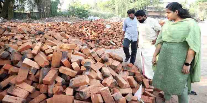 ലൈഫ് മിഷനുള്ള പൊങ്കാല കല്ലുകള് മോഷ്ടിച്ച് കൊണ്ട് പോയെന്ന പരാതിയുമായി മേയർ: വീഡിയോ വ്യാജമെന്ന് പൊലീസ് ലൈഫ് മിഷനുള്ള പൊങ്കാല കല്ലുകള് മോഷ്ടിച്ച് കൊണ്ട് പോയെന്ന പരാതിയുമായി മേയർ: വീഡിയോ വ്യാജമെന്ന് പൊലീസ്
