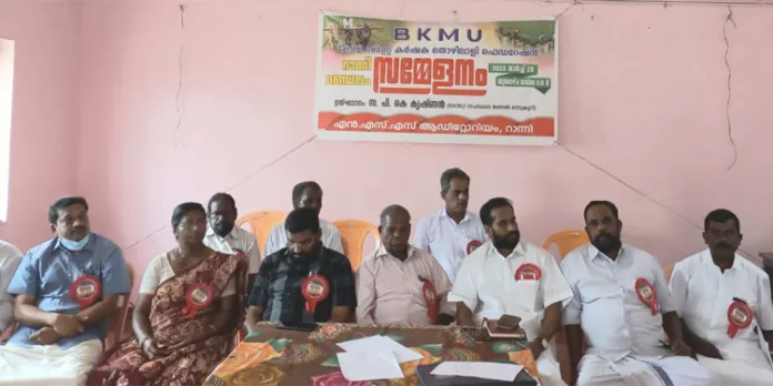 കര്ഷക തൊഴിലാളികളായ എല്ലാവര്ക്കും ഒരേക്കര് വസ്തുവും വാസയോഗ്യമായ വീടും നല്കണമെന്ന് ബി.കെ.എം.യു കര്ഷക തൊഴിലാളികളായ എല്ലാവര്ക്കും ഒരേക്കര് വസ്തുവും വാസയോഗ്യമായ വീടും നല്കണമെന്ന് ബി.കെ.എം.യു