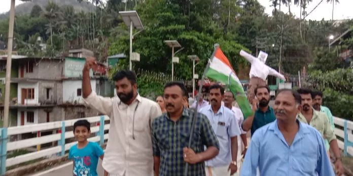 രാഹുൽ ഗാന്ധിയെ അയോഗ്യനാക്കിയ നടപടി ; അങ്ങമൂഴിയിൽ പ്രകടനവും റോഡ് ഉപരോധവും നടത്തി രാഹുൽ ഗാന്ധിയെ അയോഗ്യനാക്കിയ നടപടി ; അങ്ങമൂഴിയിൽ പ്രകടനവും റോഡ് ഉപരോധവും നടത്തി