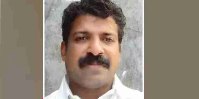 റാന്നി ഗ്രാമവികസന ഓഫീസറിനെ കാറിനുള്ളിൽ മരിച്ച നിലയിൽ കണ്ടെത്തി റാന്നി ഗ്രാമവികസന ഓഫീസറിനെ കാറിനുള്ളിൽ മരിച്ച നിലയിൽ കണ്ടെത്തി