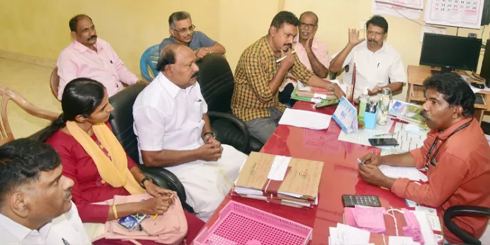 ജലഅതോറിറ്റി എക്സിക്യൂട്ടീവ് എഞ്ചിനീയറുടെ കാര്യാലയം നാട്ടുകാർ ഉപരോധിച്ചു ജലഅതോറിറ്റി എക്സിക്യൂട്ടീവ് എഞ്ചിനീയറുടെ കാര്യാലയം നാട്ടുകാർ ഉപരോധിച്ചു