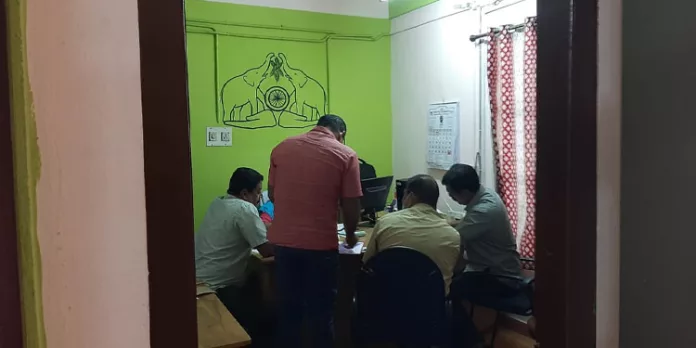 കോന്നി ഗ്രാമപഞ്ചായത്ത് ഓഫീസിൽ നാലര മണിക്കൂർ നീണ്ട വിജിലൻസ് പരിശോധന കോന്നി ഗ്രാമപഞ്ചായത്ത് ഓഫീസിൽ നാലര മണിക്കൂർ നീണ്ട വിജിലൻസ് പരിശോധന