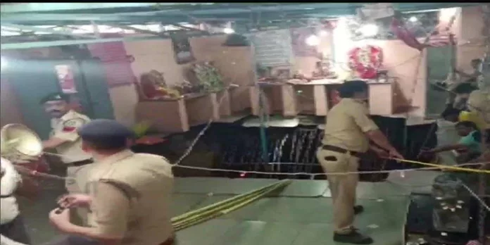 ക്ഷേത്രത്തിലെ കിണര് തകര്ന്ന് അപകടം ; 25 പേര് കിണറ്റില് വീണു ക്ഷേത്രത്തിലെ കിണര് തകര്ന്ന് അപകടം ; 25 പേര് കിണറ്റില് വീണു