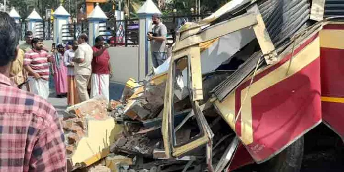 കോന്നിയിൽ നിയന്ത്രണങ്ങൾ ഇല്ലാതെ കെ എസ് ആർ റ്റി സിയുടെ മരണപ്പാച്ചിൽ കോന്നിയിൽ നിയന്ത്രണങ്ങൾ ഇല്ലാതെ കെ എസ് ആർ റ്റി സിയുടെ മരണപ്പാച്ചിൽ