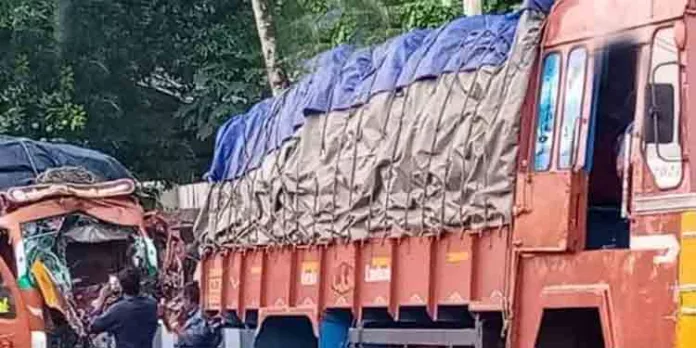 നിര്ത്തിയിട്ടിരുന്ന ലോറിയുടെ പിന്നില് മറ്റൊരു ലോറിയിടിച്ച് ക്ലീനര് മരിച്ചു നിര്ത്തിയിട്ടിരുന്ന ലോറിയുടെ പിന്നില് മറ്റൊരു ലോറിയിടിച്ച് ക്ലീനര് മരിച്ചു