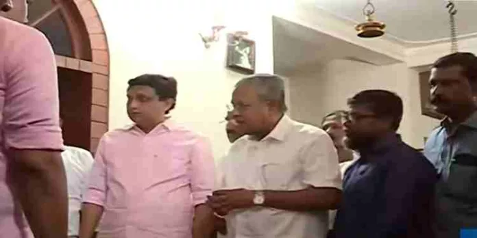 നടൻ മാമുക്കോയയുടെ വീട് സന്ദർശിച്ച് മുഖ്യമന്ത്രി നടൻ മാമുക്കോയയുടെ വീട് സന്ദർശിച്ച് മുഖ്യമന്ത്രി