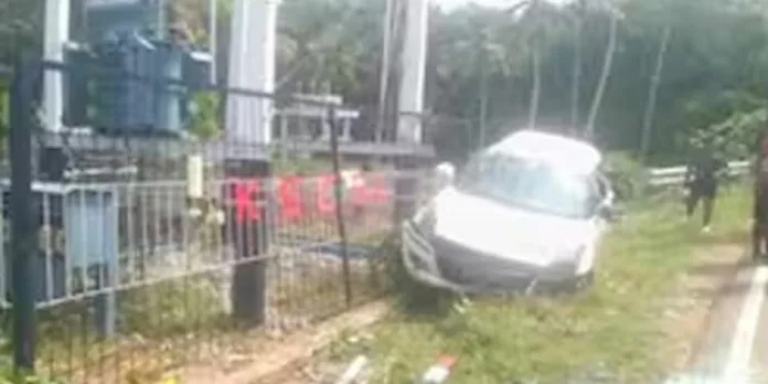 നിയന്ത്രണം വിട്ട കാര് ട്രാന്സ്ഫോര്മര് ഫെന്സിങ്ങില് ഇടിച്ച് മറിഞ്ഞു ; ഡ്രൈവര് മദ്യലഹരിയിലെന്ന് നാട്ടുകാർ നിയന്ത്രണം വിട്ട കാര് ട്രാന്സ്ഫോര്മര് ഫെന്സിങ്ങില് ഇടിച്ച് മറിഞ്ഞു ; ഡ്രൈവര് മദ്യലഹരിയിലെന്ന് നാട്ടുകാർ