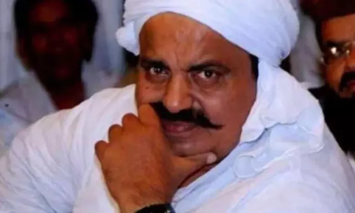 അതീഖ് അഹ്മദിന്റെ ഭാര്യാ സഹോദരനെ സർക്കാർ ജോലിയിൽ നിന്ന് പിരിച്ചുവിട്ടു അതീഖ് അഹ്മദിന്റെ ഭാര്യാ സഹോദരനെ സർക്കാർ ജോലിയിൽ നിന്ന് പിരിച്ചുവിട്ടു