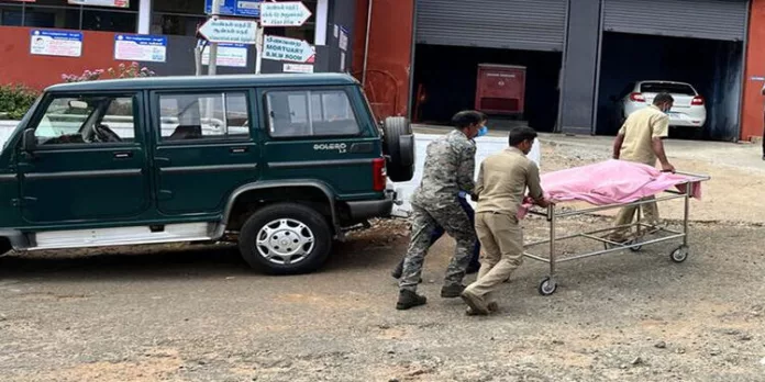 തെപ്പക്കാട് ക്യാമ്പിൽ ആനയുടെ ആക്രമണത്തിൽ പാപ്പാൻ മരിച്ചു തെപ്പക്കാട് ക്യാമ്പിൽ ആനയുടെ ആക്രമണത്തിൽ പാപ്പാൻ മരിച്ചു