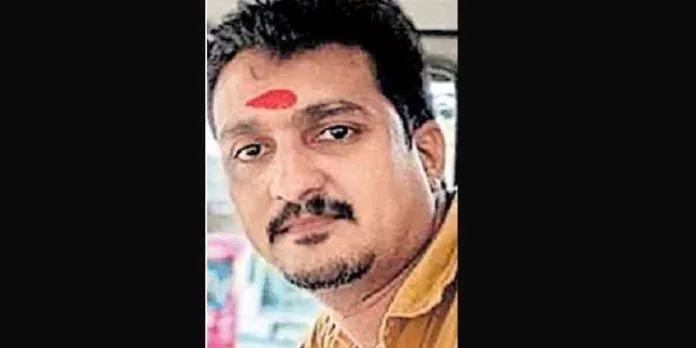 വീട്ടുമുറ്റത്തെ കിണറിന്റെ വക്കത്തിരുന്നു ഭാര്യയുമായി ഫോണില് സംസാരിച്ചു ; കിണറ്റില് വീണ് യുവാവ് മരിച്ചു വീട്ടുമുറ്റത്തെ കിണറിന്റെ വക്കത്തിരുന്നു ഭാര്യയുമായി ഫോണില് സംസാരിച്ചു ; കിണറ്റില് വീണ് യുവാവ് മരിച്ചു