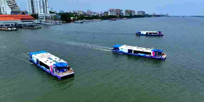 കൊച്ചി വാട്ടർ മെട്രോ ; യാത്രക്കാരുടെ എണ്ണം ഒരു ലക്ഷം കടന്നു കൊച്ചി വാട്ടർ മെട്രോ ; യാത്രക്കാരുടെ എണ്ണം ഒരു ലക്ഷം കടന്നു