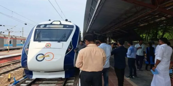 ആദ്യ രണ്ട് കോച്ചിൽ വിദ്യാർത്ഥികൾ ; ബാക്കി കോച്ചുകളിൽ ക്ഷണിക്കപ്പെട്ടവർ മുതൽ ബിജെപി പ്രവർത്തകർ വരെ ; ആദ്യ യാത്രയിൽ ഭാഗമാകാൻ കഴിഞ്ഞത് തെരഞ്ഞെടുക്കപ്പെട്ട ചുരുക്കം പേർക്ക് മാത്രം ആദ്യ രണ്ട് കോച്ചിൽ വിദ്യാർത്ഥികൾ ; ബാക്കി കോച്ചുകളിൽ ക്ഷണിക്കപ്പെട്ടവർ മുതൽ ബിജെപി പ്രവർത്തകർ വരെ ; ആദ്യ യാത്രയിൽ ഭാഗമാകാൻ കഴിഞ്ഞത് തെരഞ്ഞെടുക്കപ്പെട്ട ചുരുക്കം പേർക്ക് മാത്രം