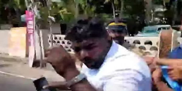 മോദിയുടെ യുവം വേദിക്ക് സമീപം യൂത്ത് കോണ്ഗ്രസ് പ്രതിഷേധം മോദിയുടെ യുവം വേദിക്ക് സമീപം യൂത്ത് കോണ്ഗ്രസ് പ്രതിഷേധം