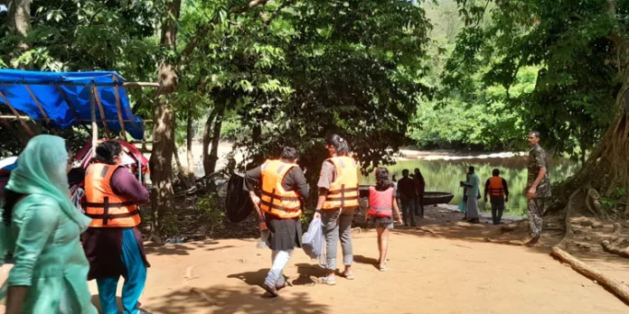 അവധി ദിനങ്ങളിൽ കുട്ടവഞ്ചി യാത്രക്ക് തിരക്കേറുന്നു അവധി ദിനങ്ങളിൽ കുട്ടവഞ്ചി യാത്രക്ക് തിരക്കേറുന്നു