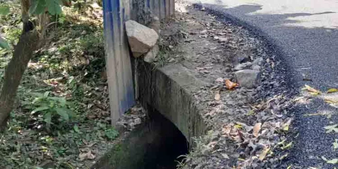 റോഡ് ഉയർന്നപ്പോൾ കലുങ്കിന്റെ സംരക്ഷണ കെട്ട് താഴ്ന്നത് അപകടകെണിയാകുന്നു റോഡ് ഉയർന്നപ്പോൾ കലുങ്കിന്റെ സംരക്ഷണ കെട്ട് താഴ്ന്നത് അപകടകെണിയാകുന്നു