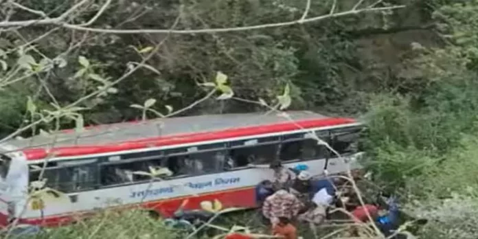 ബസ് കൊക്കയിലേക്ക് മറിഞ്ഞ് രണ്ടുപേര് മരിച്ചു ബസ് കൊക്കയിലേക്ക് മറിഞ്ഞ് രണ്ടുപേര് മരിച്ചു